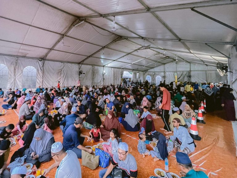 Suasana 3000 jemaah berbuka puasa 1 Ramadan 1445H
